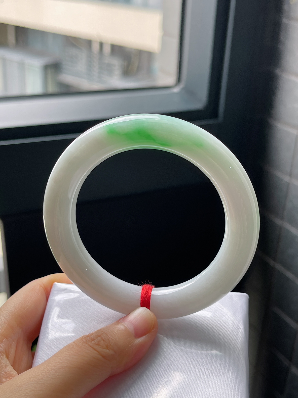 圈口56.2，糯化种飘花阳绿翡翠圆条手镯