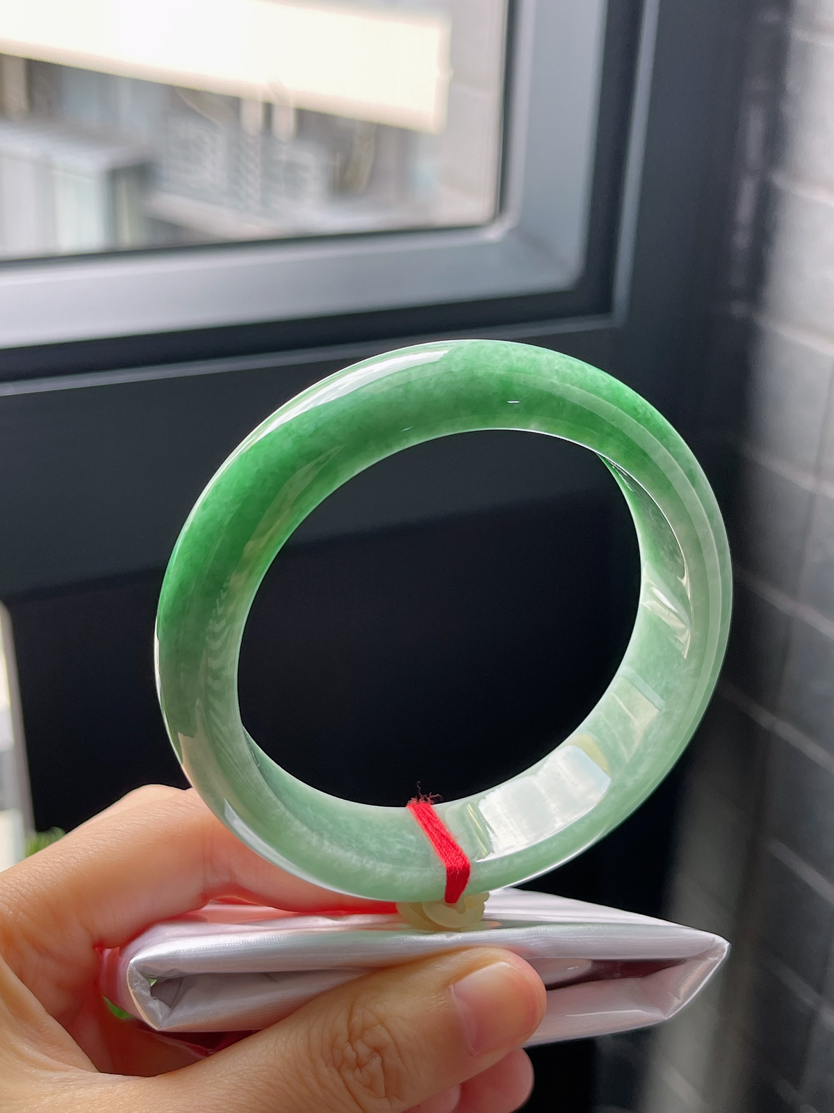 圈口60.5，糯化种飘绿翡翠宽版手镯