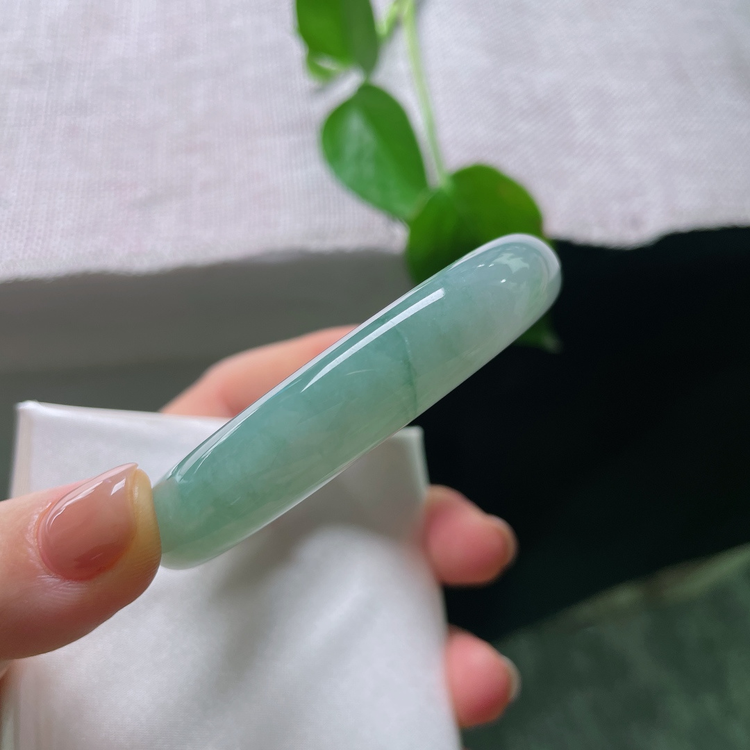 55.2/12/8.3，飘花正圈，无裂，晴玉含清光，翠色卧镯边。淡雅底色衬一抹绿意，清风入腕，温润自在。ss56467a