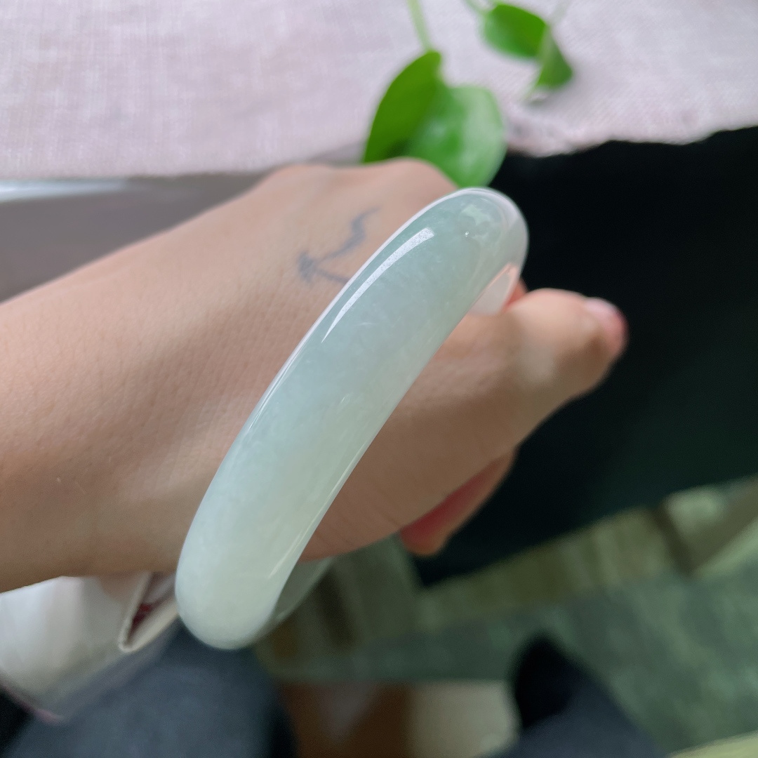 54.8/12/8.6，淡绿底正圈，底色柔和，水润细腻，飘两处淡淡的花丝，简约而不失素雅，百搭不挑肤色，无裂，ss52529a