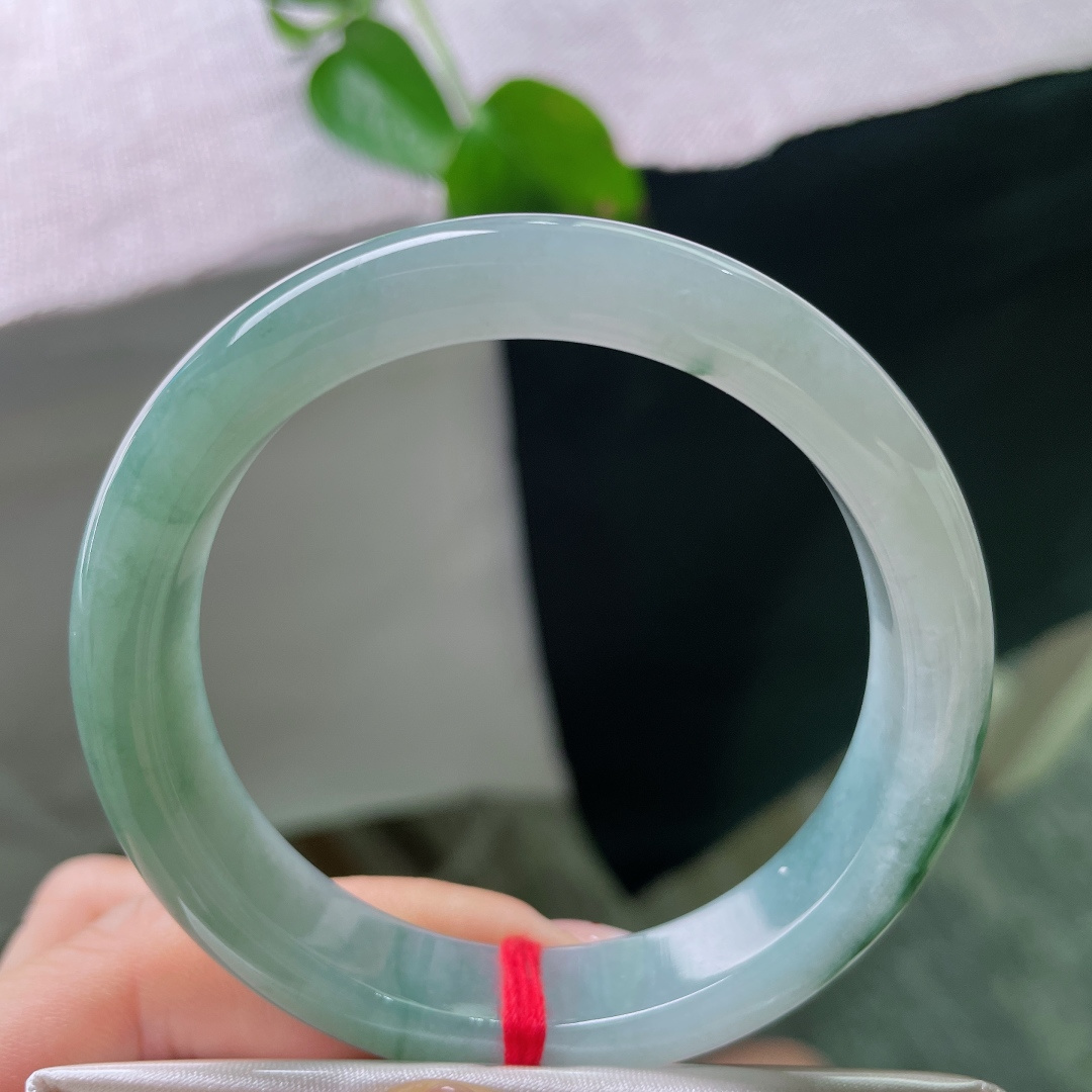 55.2/12/8.3，飘花正圈，无裂，晴玉含清光，翠色卧镯边。淡雅底色衬一抹绿意，清风入腕，温润自在。ss56467a