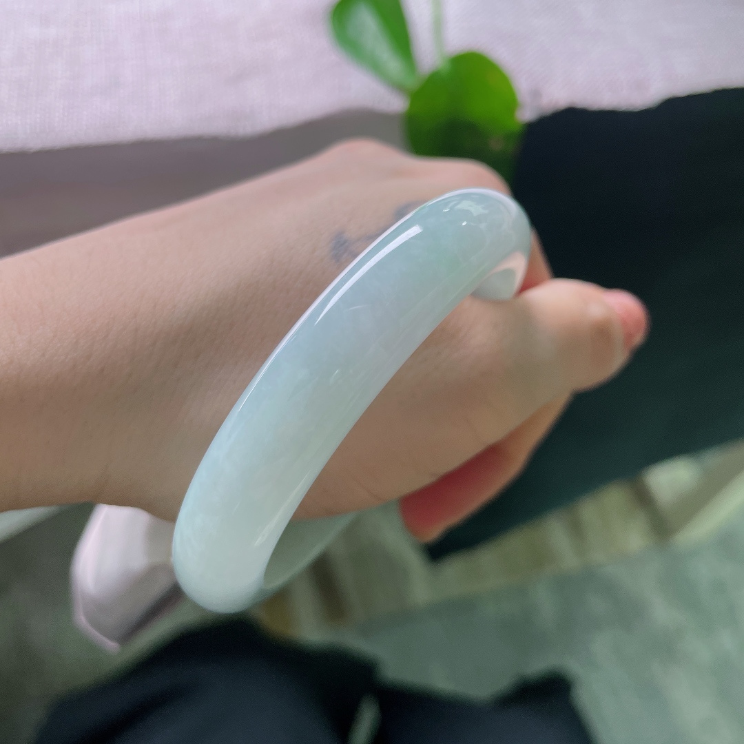 绿底正圈，无裂，精细镜面抛光，镯身水光莹润，光泽柔和透亮。ss56395a