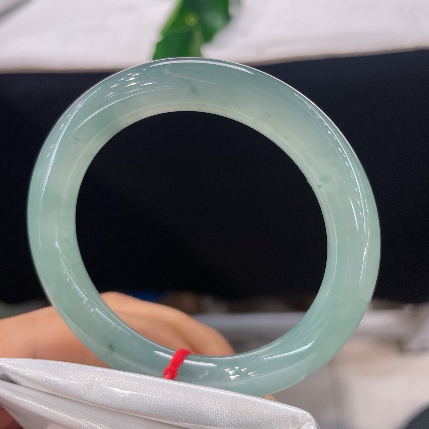 圈口53/9.4，冰飘花圆条，正圈54/55可戴，仿若晴湖凝碧，质地冰润清透，如春水含烟。无裂