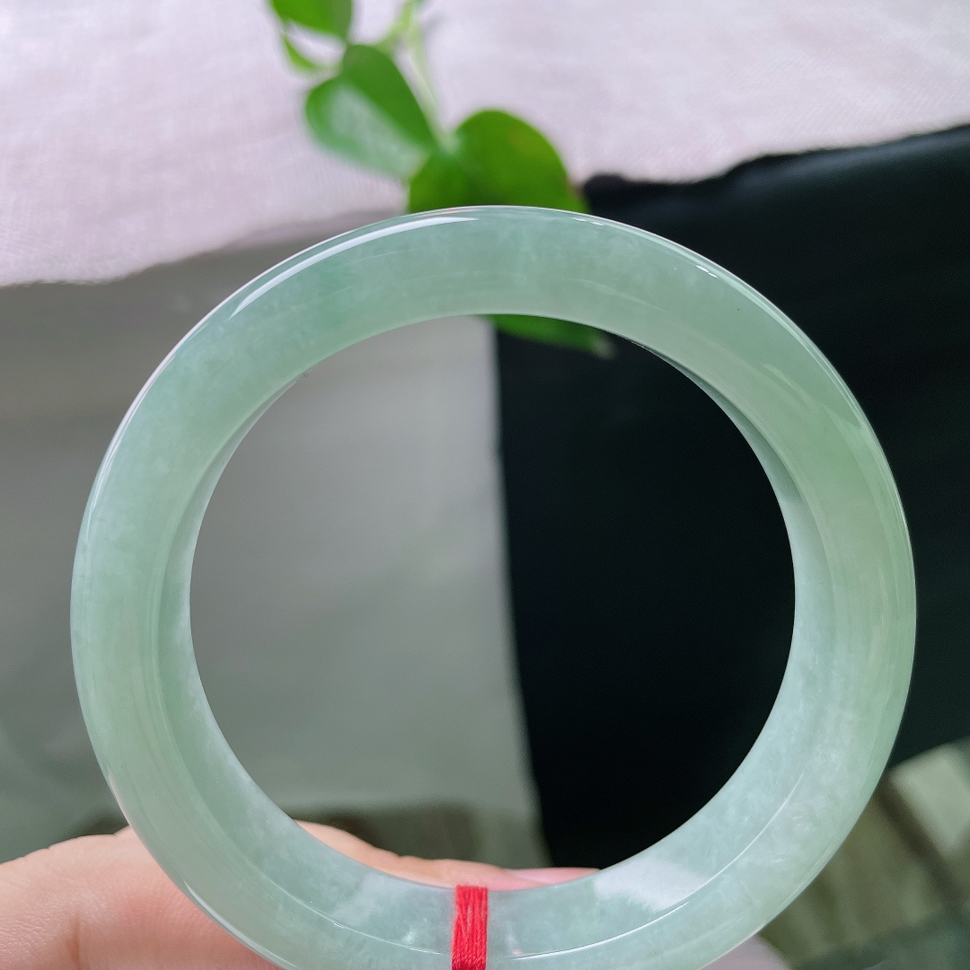 57.7/12.8/8.8，绿底正圈，自带氛围感的绿底翡翠镯，底色柔和不艳俗，低调藏不住的灵气，无裂