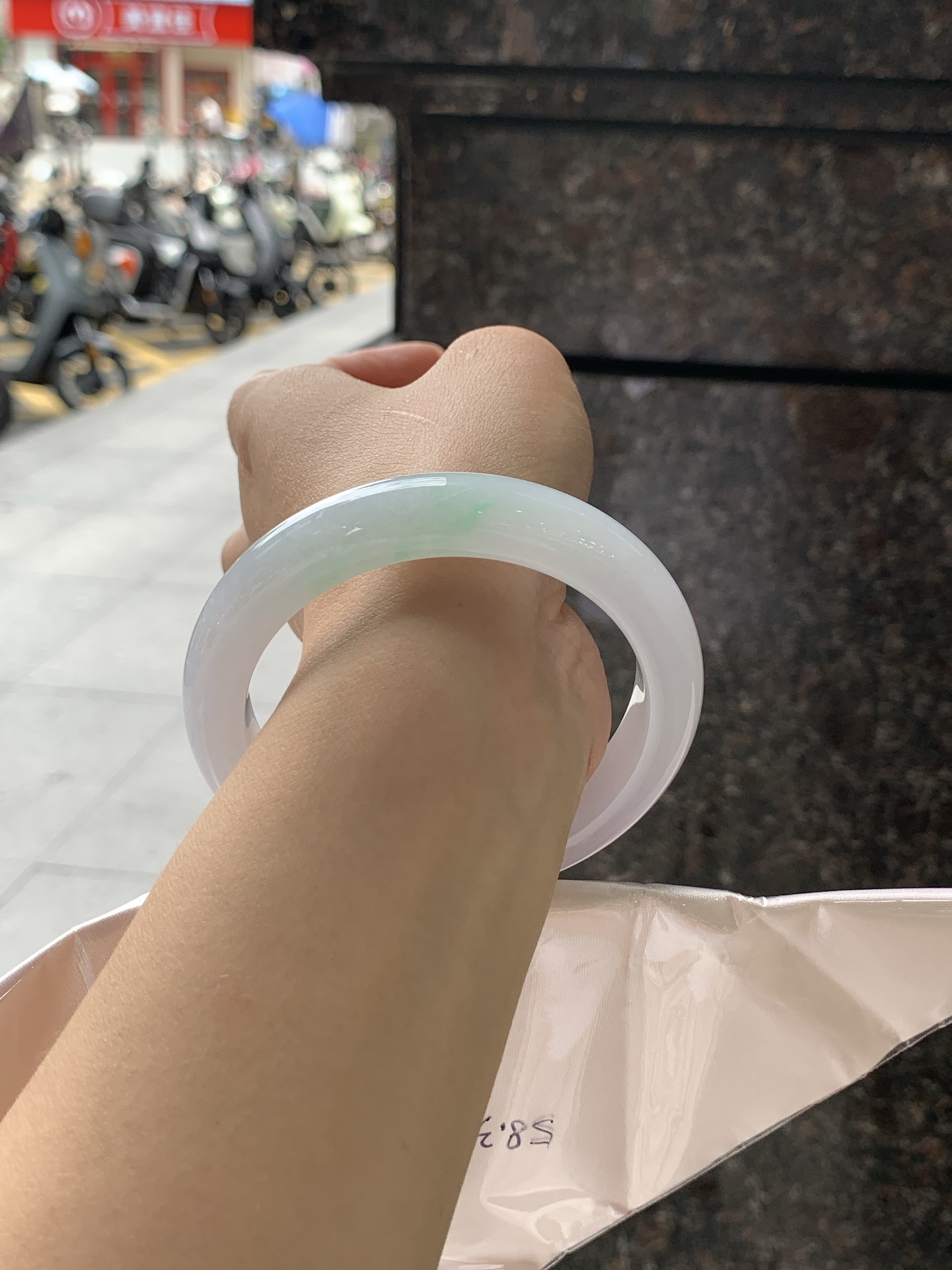 淡春彩正圈 59-12-9.4 0722-FF-4041 无裂，底妆水润细腻，淡淡粉底与一抹阳绿花搭配，宛如春天的繁华。在岁月的长河流转中绽放着独特的魅力，气质温婉而迷人。