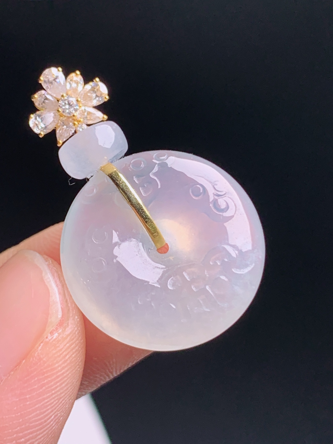 仿古平安扣吊坠，冰透胶感光泽柔和，仿古瑞纹古韵雅致，金钻花头设计别致独特