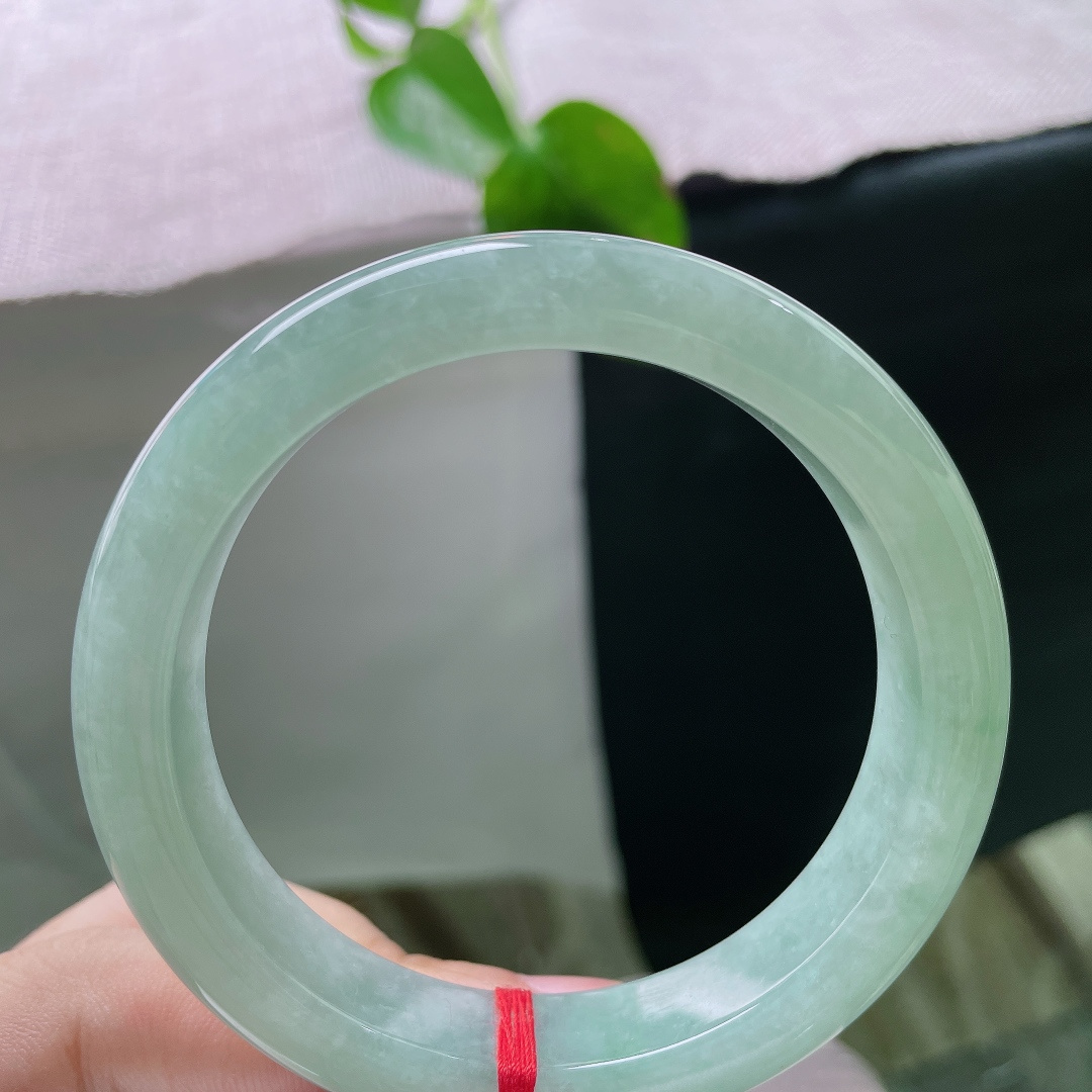57.7/12.8/8.8，绿底正圈，自带氛围感的绿底翡翠镯，底色柔和不艳俗，低调藏不住的灵气，无裂，ss56346a