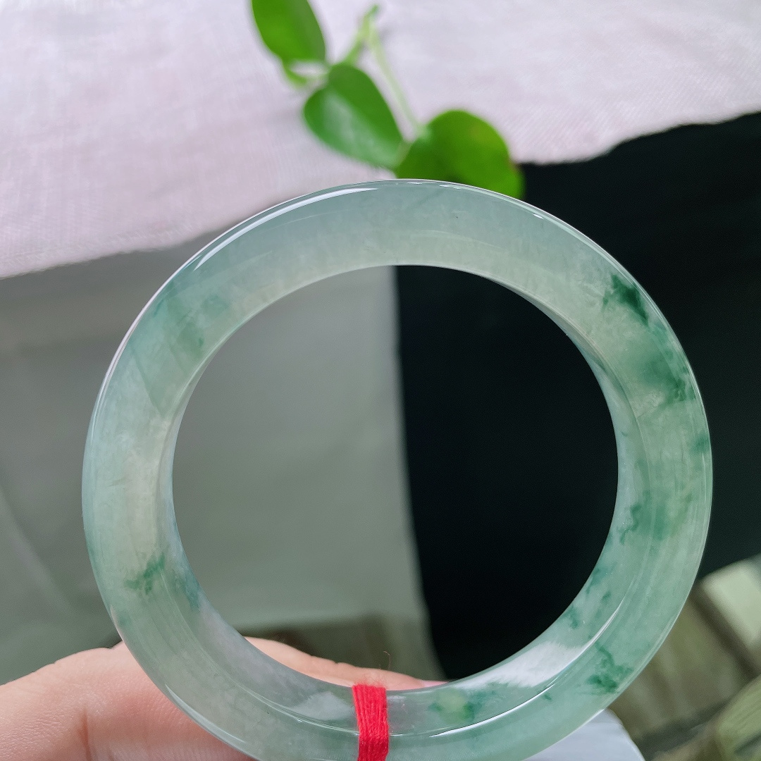 57.2/12.3/9.6，冰飘花正圈，无裂，清透冰，自带胶感。写意蓝花错落飘散于镯身，如同远山翠影晕染开来，意境清雅，诗意氛围感拉满，收藏自留皆相宜。ss56147a