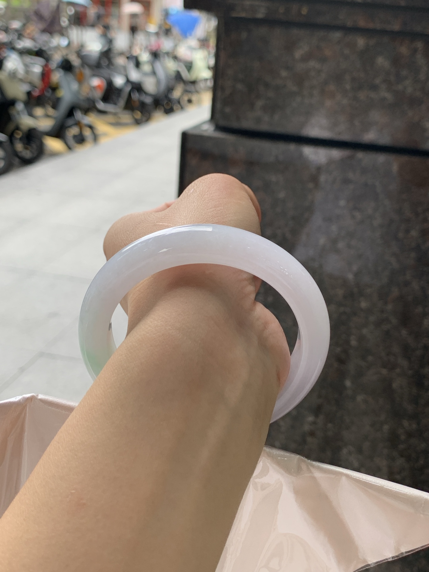 淡春彩正圈 59-12-9.4 0722-FF-4041 无裂，底妆水润细腻，淡淡粉底与一抹阳绿花搭配，宛如春天的繁华。在岁月的长河流转中绽放着独特的魅力，气质温婉而迷人。