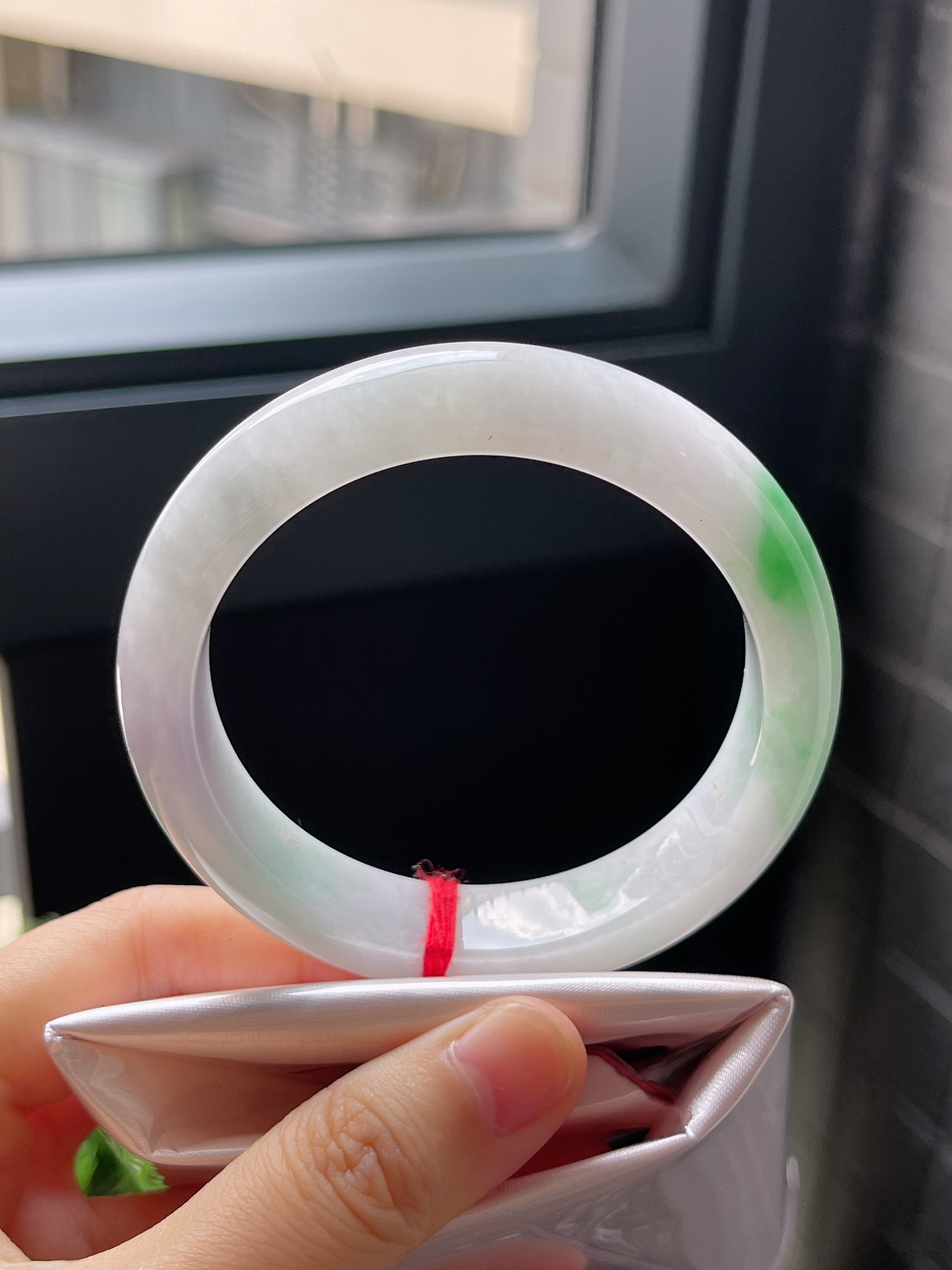 圈口56，糯化种春带彩飘阳绿翡翠正圈手镯