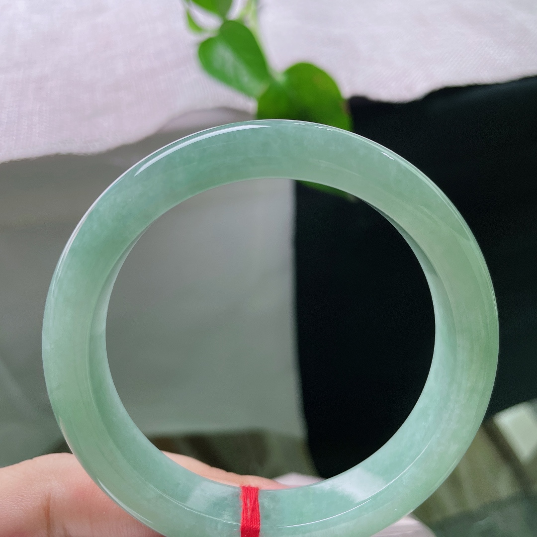 59.5/12.8/8.6，绿底正圈，无裂，糯冰满圈果绿正圈手镯，整圈色泽均匀柔和，清爽的湖水绿温润雅致。ss56352a