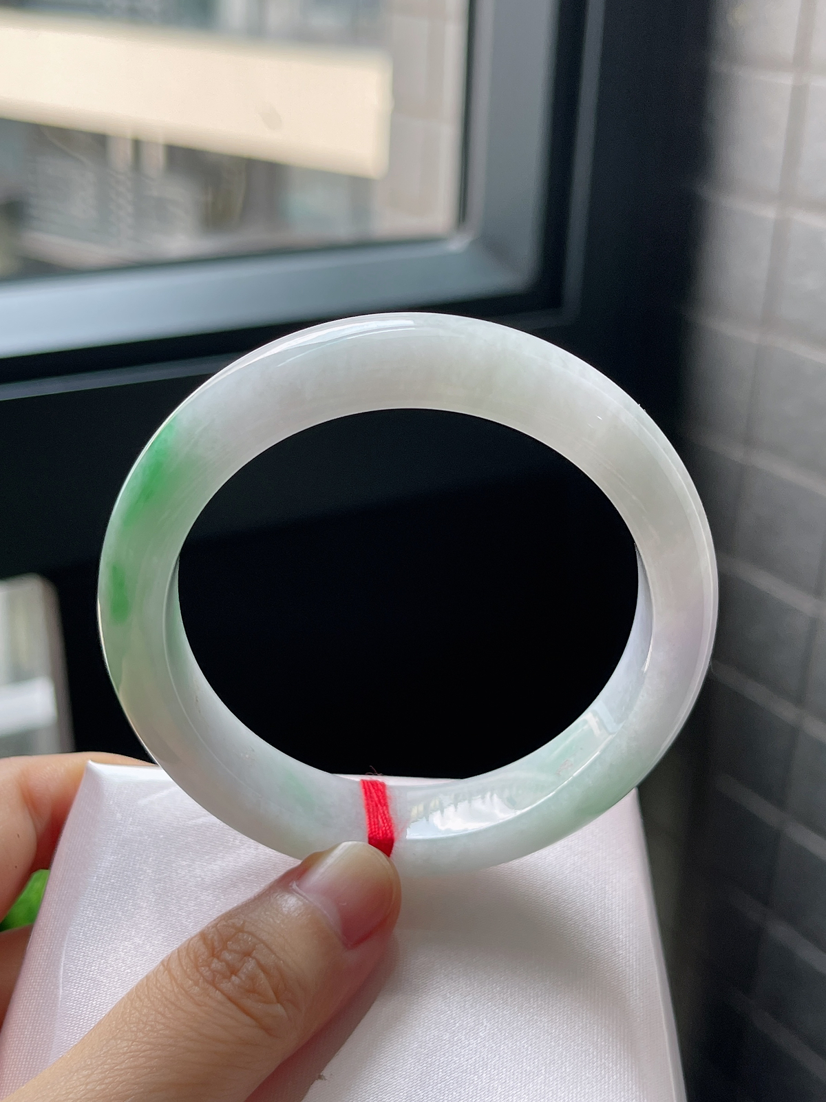 圈口56，糯化种春带彩飘阳绿翡翠正圈手镯