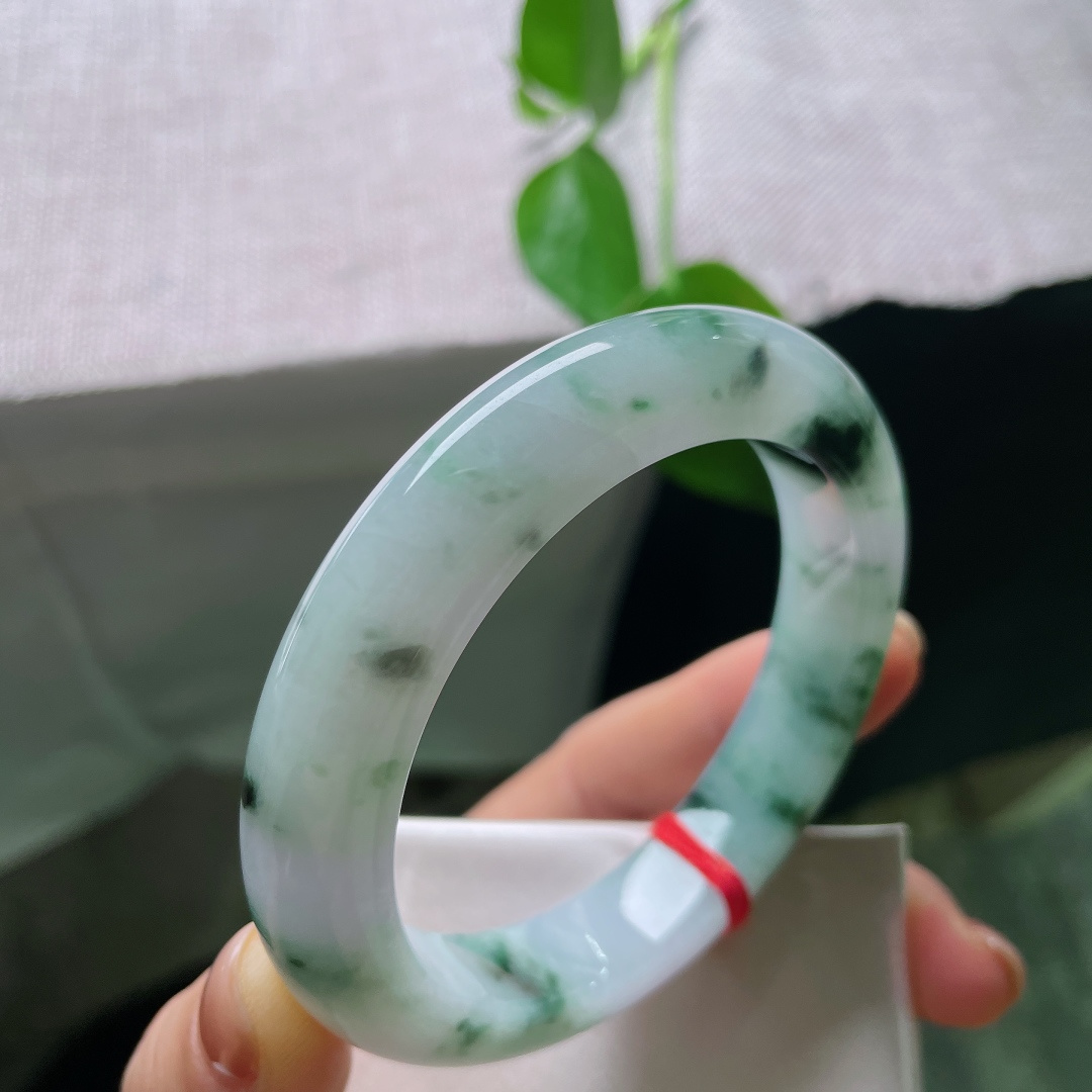58.6/12.8/10.3，飘花正圈，一点皮纹，蓝绿飘花浓淡相间，错落分布在镯身，花色灵动飘逸，浑然天成。ss56430a
