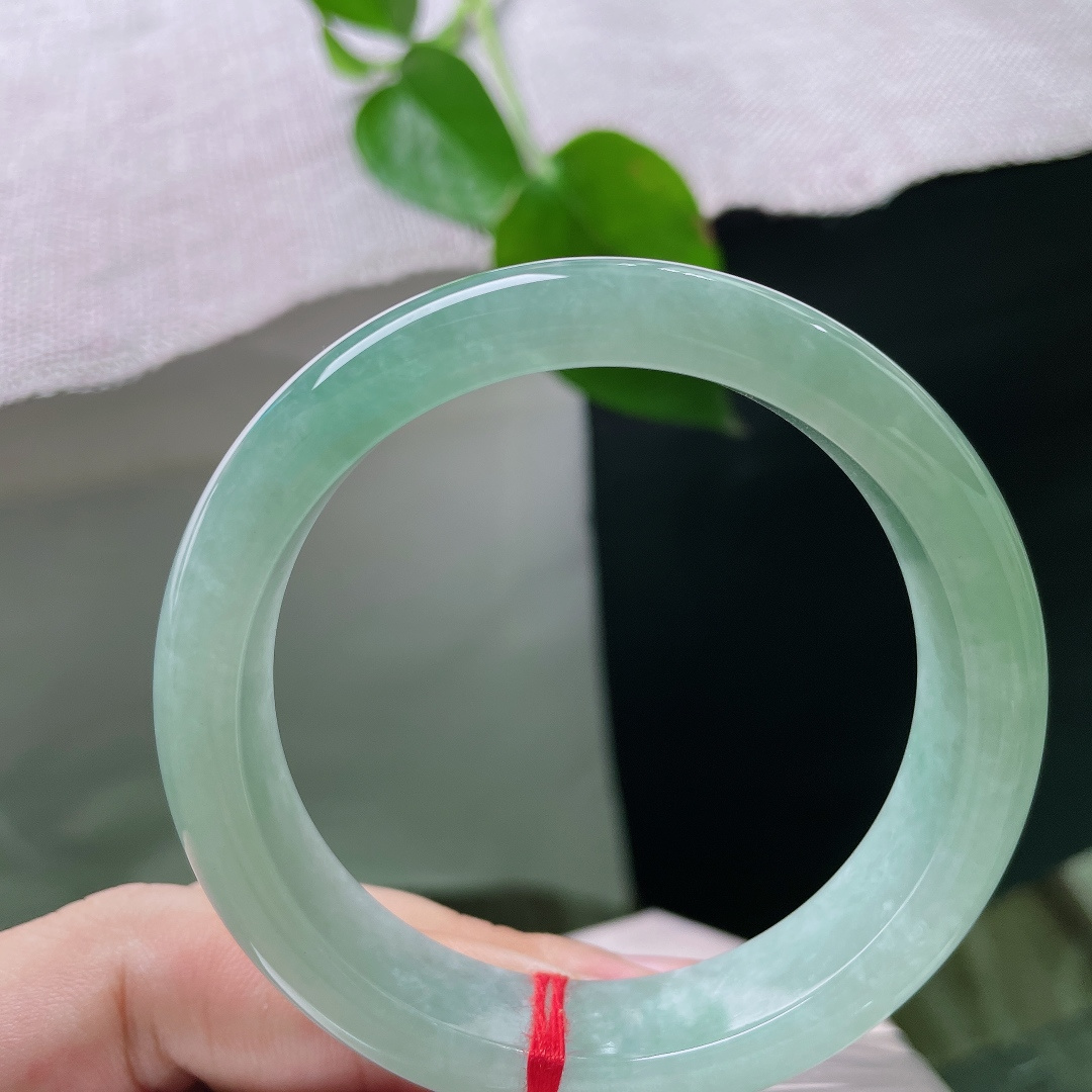 55.3/13.3/8.0，绿底正圈，无裂，水色清亮饱满，通体一色柔和匀称，没有脏点杂色，观感干净舒