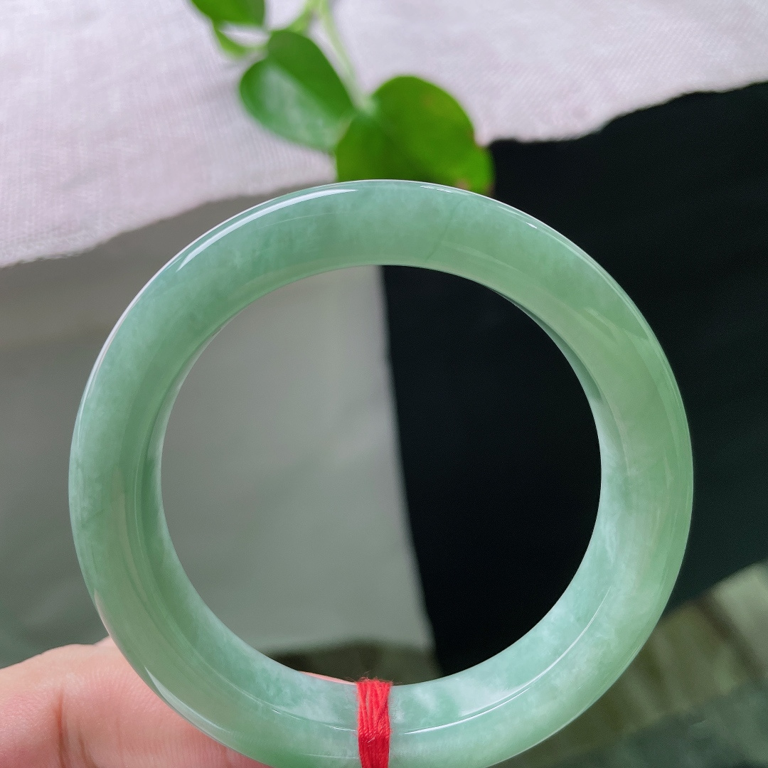52.3/11.3/8.8，绿底正圈，无裂，水色清亮饱满，通体一色柔和匀称，没有脏点杂色，观感干净舒