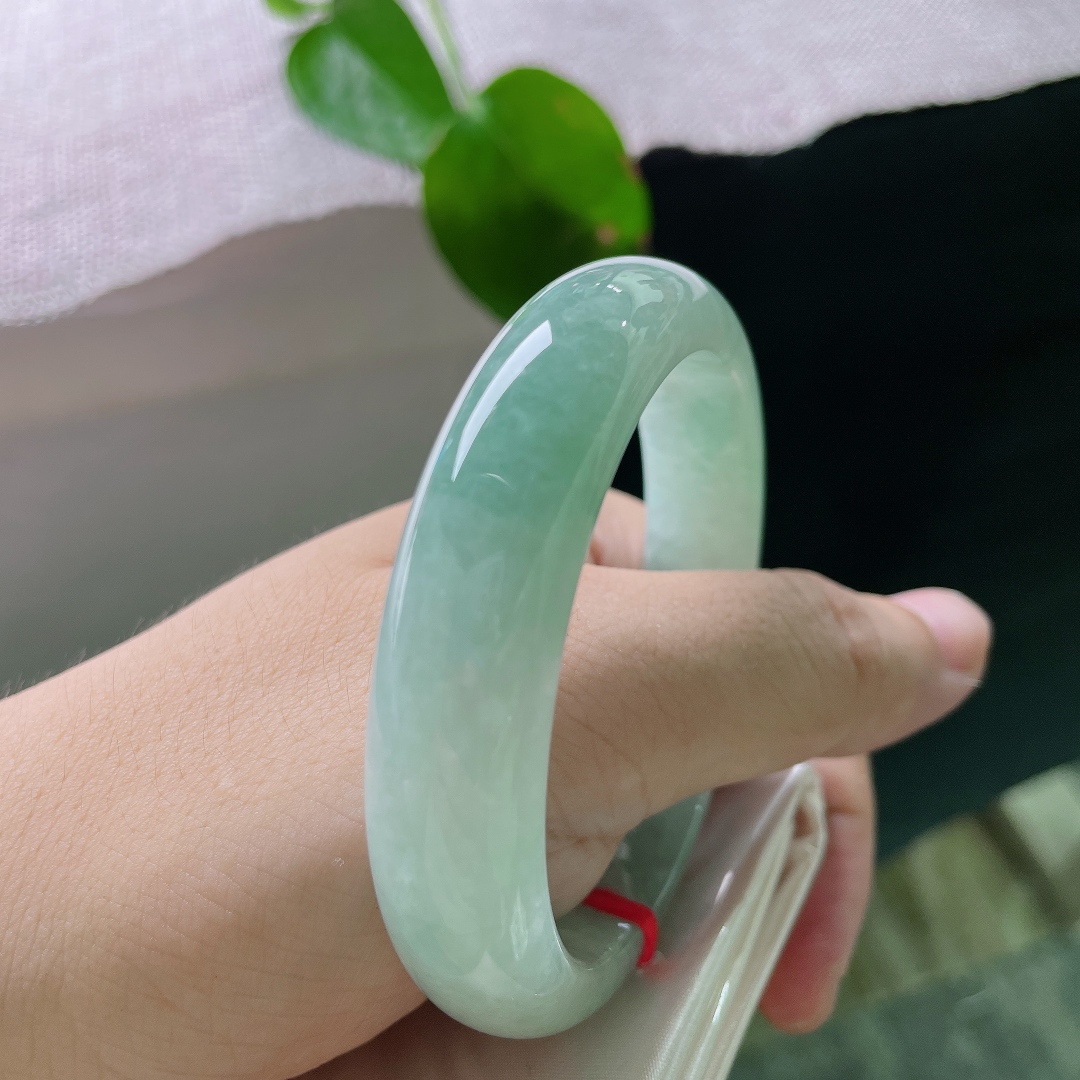 55.3/13.3/8.0，绿底正圈，无裂，水色清亮饱满，通体一色柔和匀称，没有脏点杂色，观感干净舒服。ss56335a
