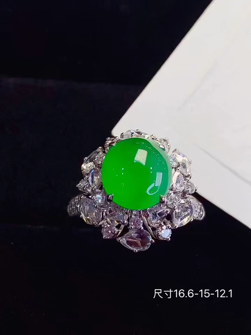 18k金+钻玻璃种阳绿蛋面戒指，饱满圆润上档次，款式时尚大方，无裂，16.6-15-12.1