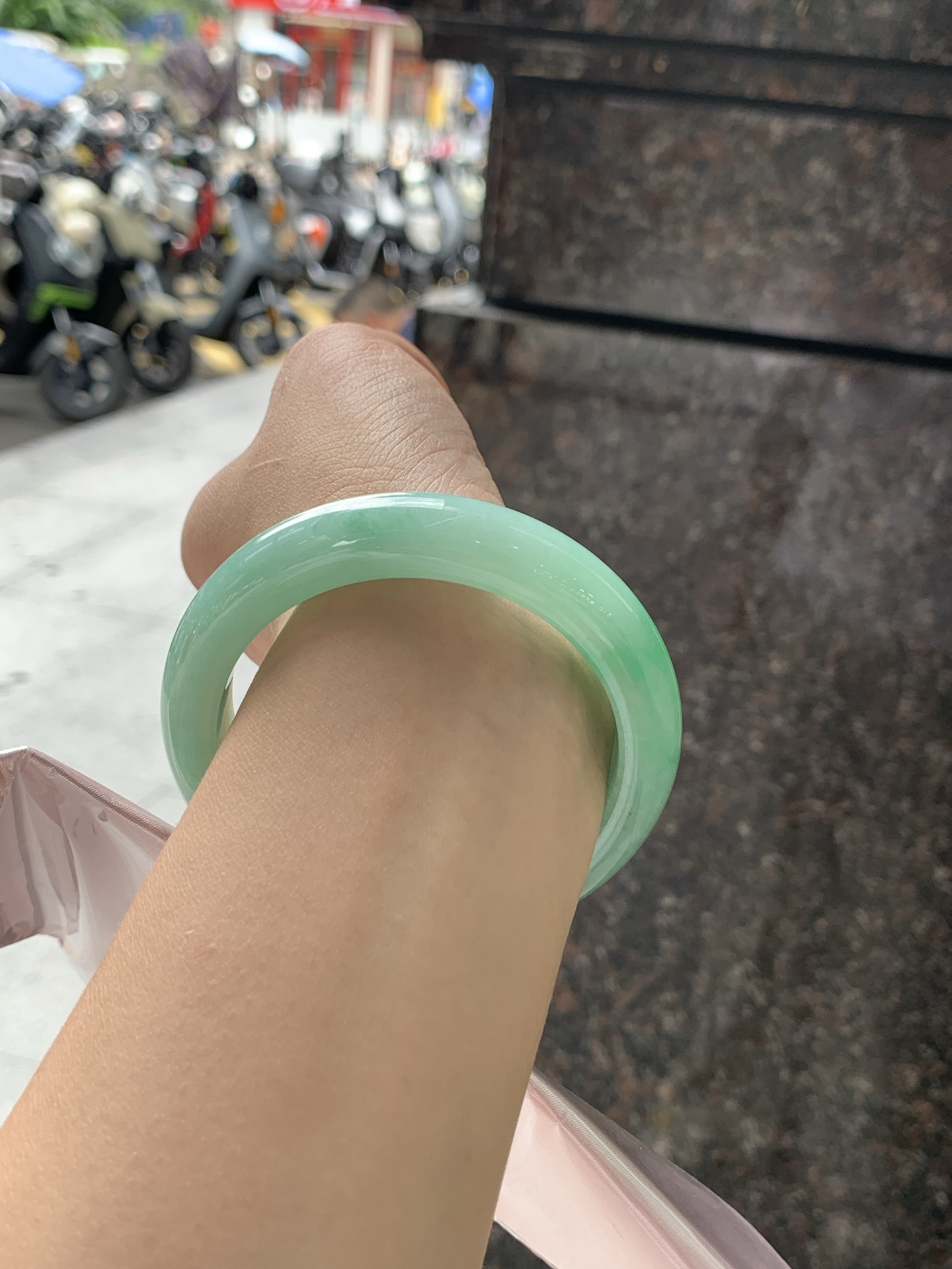 果绿正圈 56.5-12.3-9.1 0722-FF-3739 打灯细棉纹，底妆水润细腻，通透的苹果绿底色像是被春雨洗过的嫩叶在，阳光下还会透出甜甜的蜜糖光泽，夏日清新感拉满