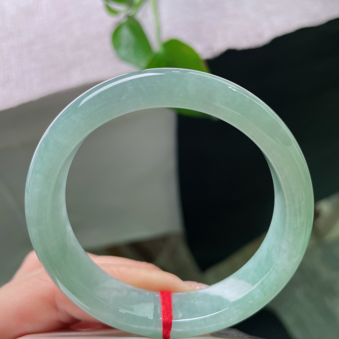 54/13.5/8.4，绿底正圈，无裂，玉质细腻温润，越戴越油润通透，质感柔和雅致，长久佩戴依旧清爽