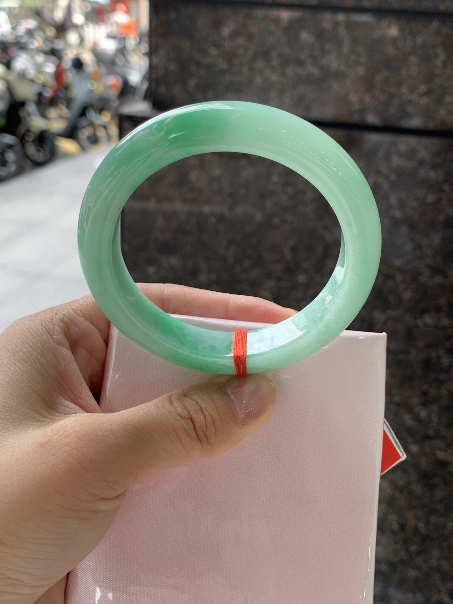 果绿正圈 56.5-12.3-9.1 0722-FF-3739 打灯细棉纹，底妆水润细腻，通透的苹果绿底色像是被春雨洗过的嫩叶在，阳光下还会透出甜甜的蜜糖光泽，夏日清新感拉满