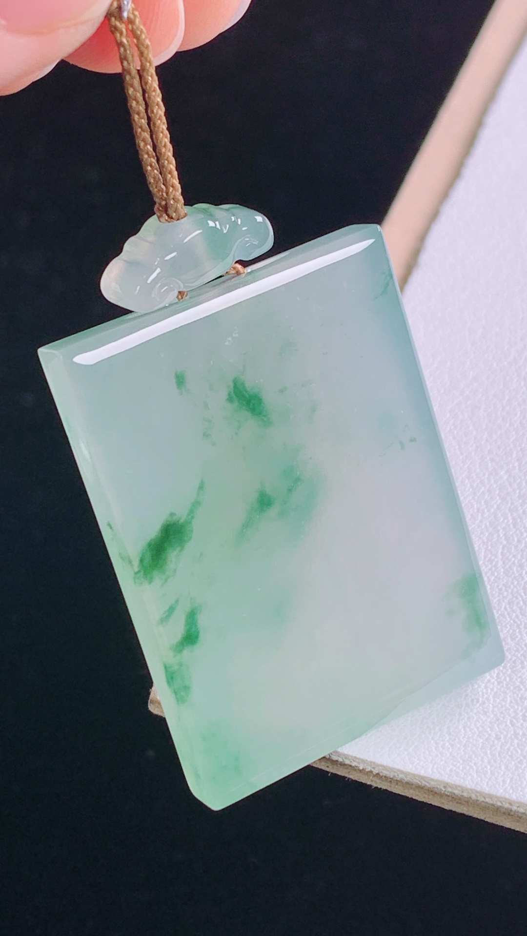 ️冰飘花无事牌花色灵动，水润细腻，无裂，尺寸:38.4-28.3-6.0mm 18
