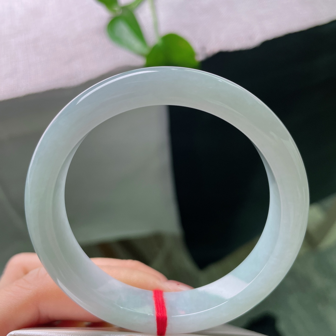 绿底正圈，无裂，精细镜面抛光，镯身水光莹润，光泽柔和透亮。ss56395a