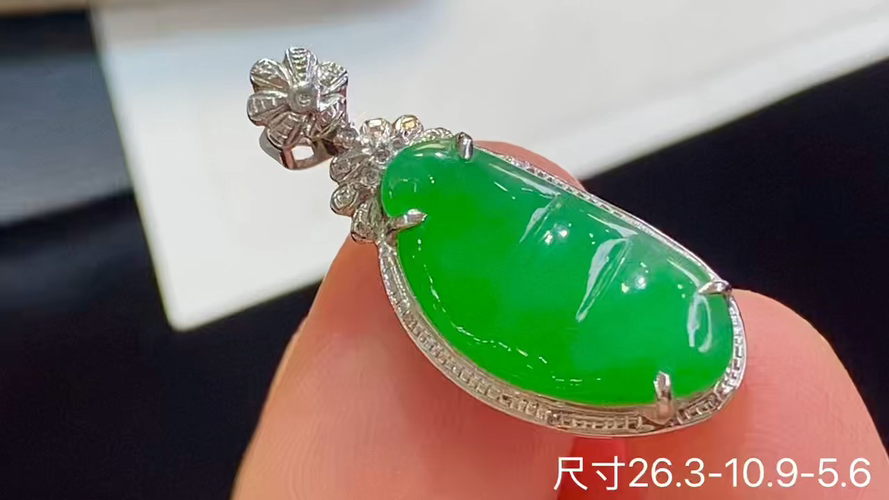 18k金+钻福豆吊坠，无裂，26.3-10.9-5.6
