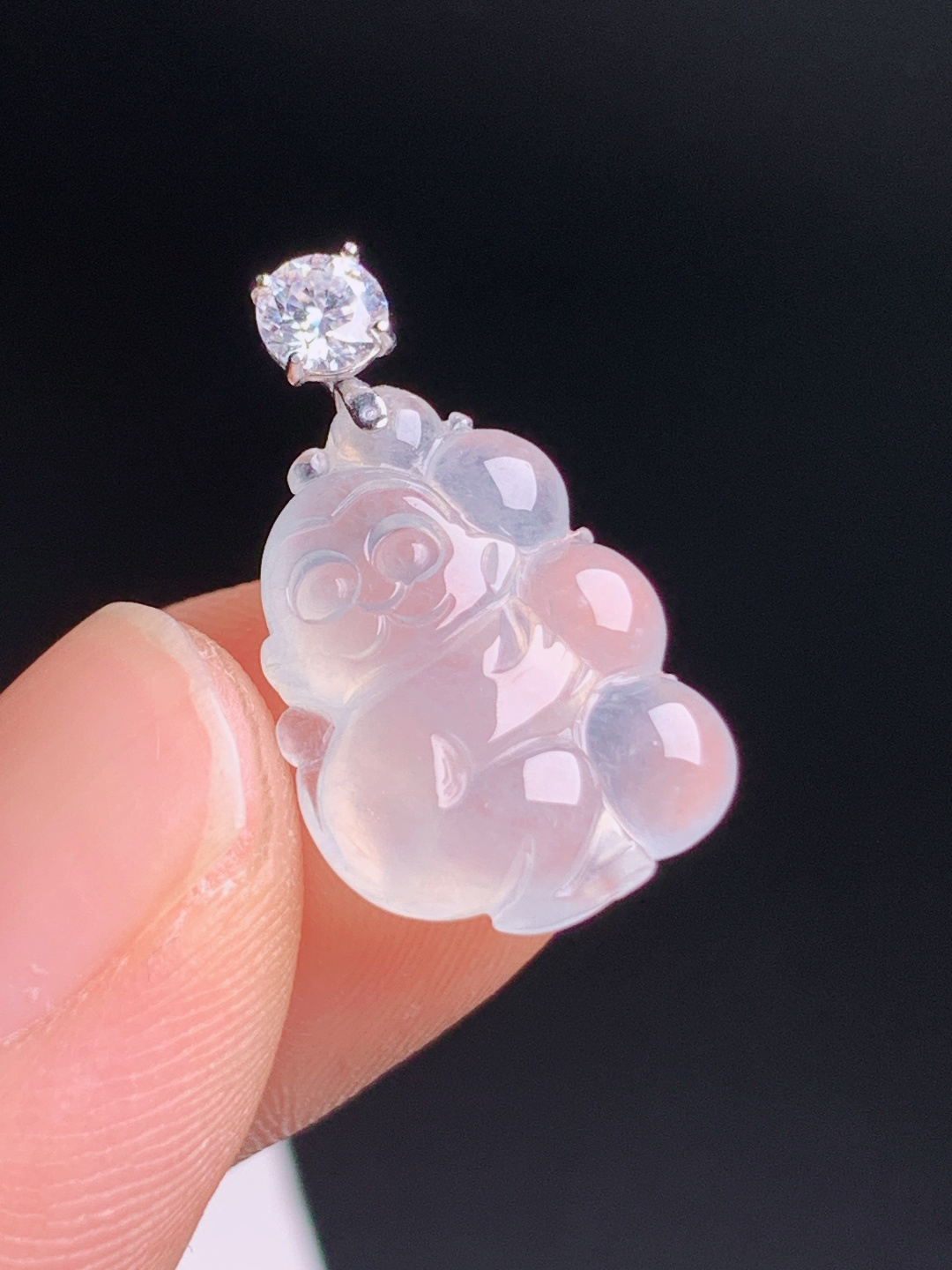 灵猴献桃吊坠，种水清亮冰透，雕工灵动俏皮，钻石扣头精致百搭 530720