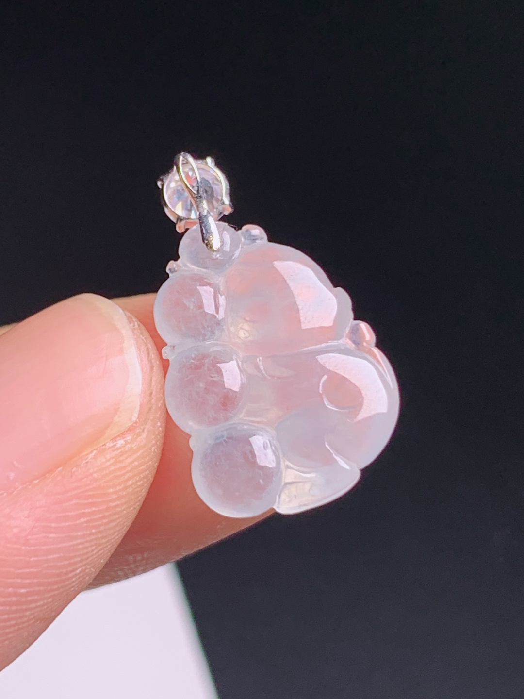 灵猴献桃吊坠，种水清亮冰透，雕工灵动俏皮，钻石扣头精致百搭 530720