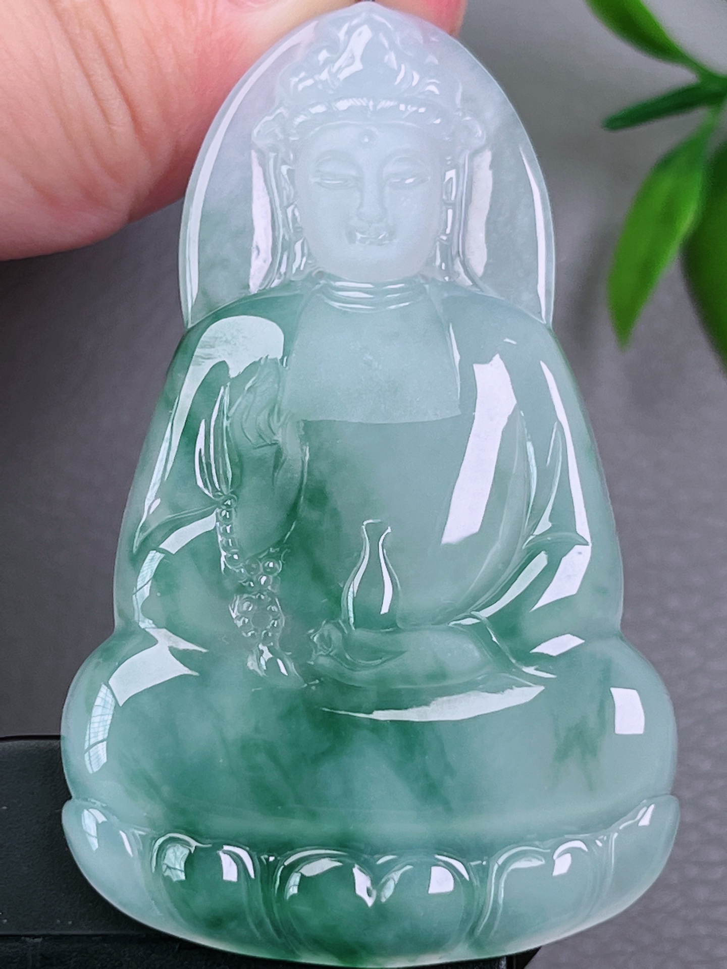 高冰种飘花素衣观音，无裂，玉质油洁，冰透水润，起荧光，尺寸：65.5-40.3-5.3