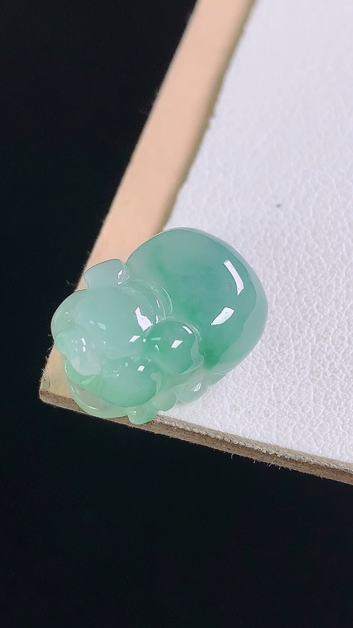 冰飘花小猪，无裂，尺寸:17.1-12.2-9.4mm 20