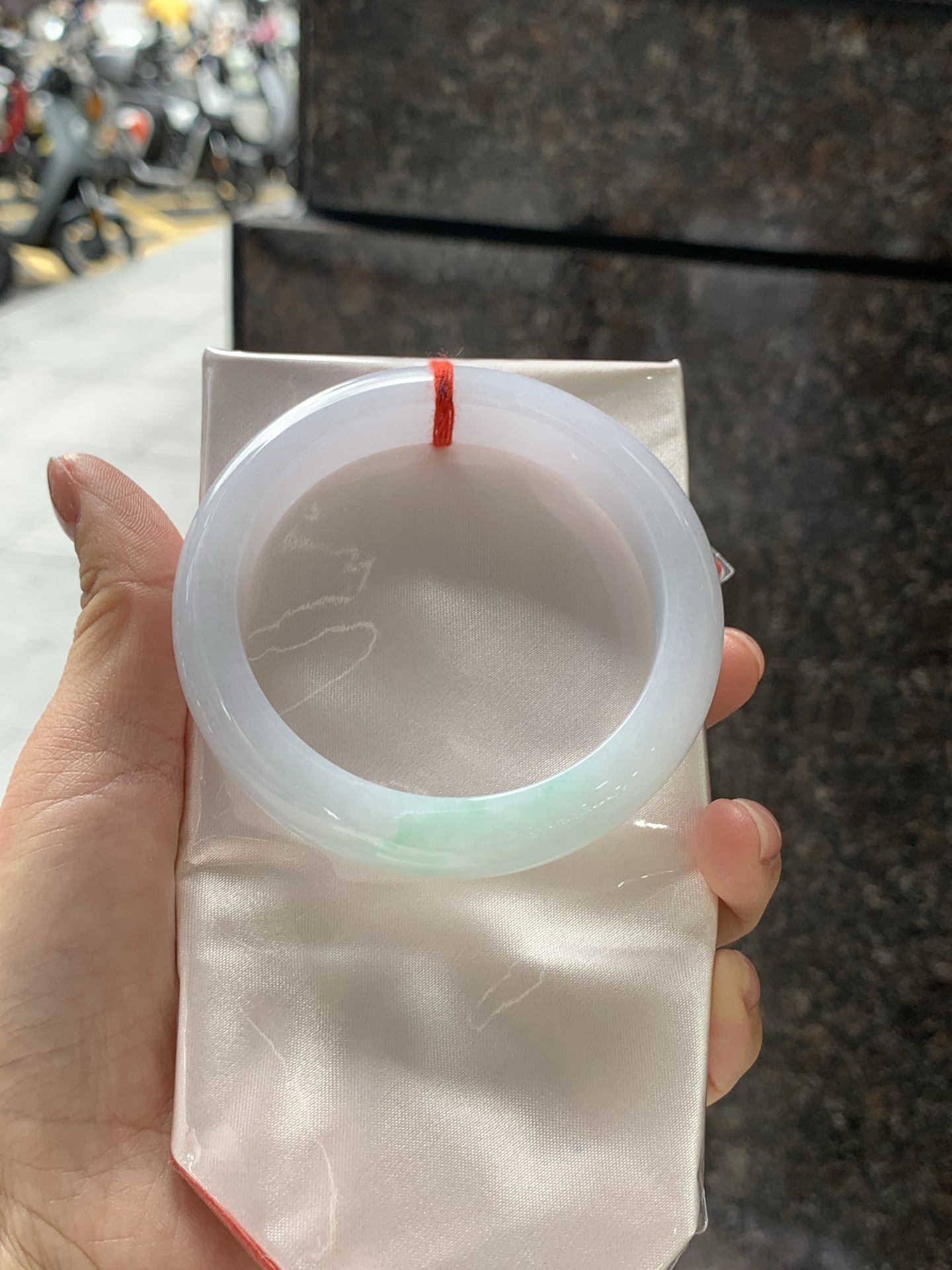 淡春彩正圈 59-12-9.4 0722-FF-4041 无裂，底妆水润细腻，淡淡粉底与一抹阳绿花搭配，宛如春天的繁华。在岁月的长河流转中绽放着独特的魅力，气质温婉而迷人。