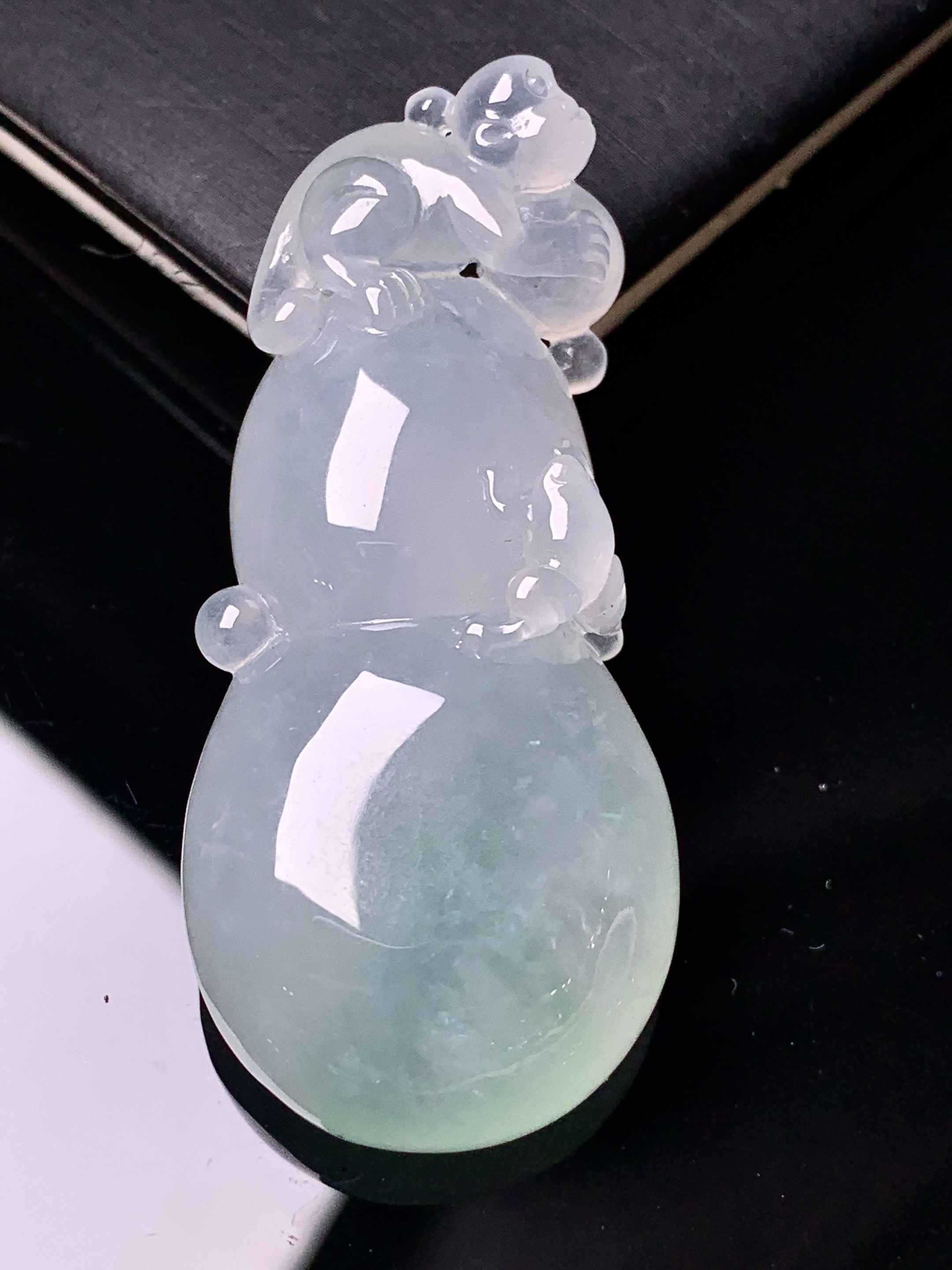 冰种葫芦吊坠 玉质细腻 色泽艳丽清新 水润亮眼 整体尺寸50.3*22.6*11.2 f4