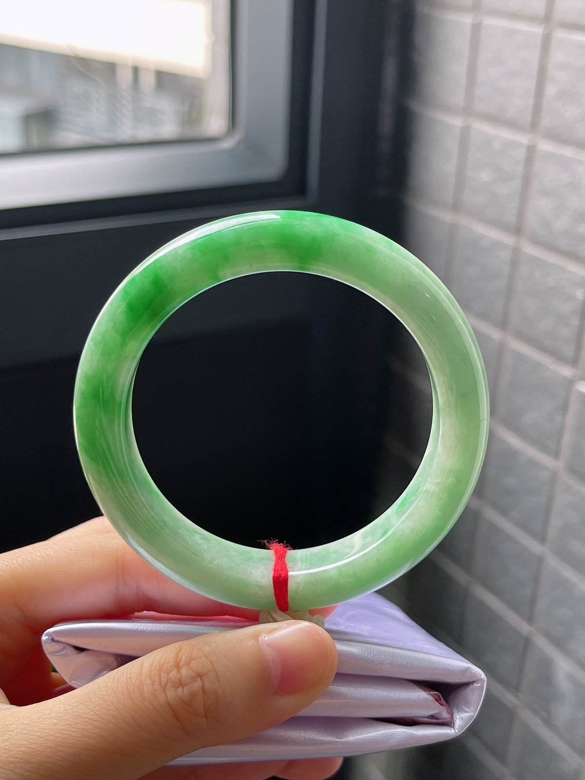 圈口54，糯化种飘花飘绿翡翠正圈手镯