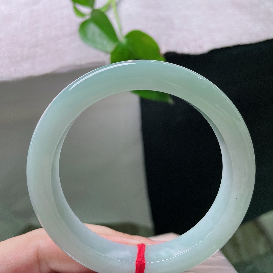 绿底正圈，无裂，素圈款式寓意平安圆满，自留佩戴舒心，送礼体面有档次。ss56397a