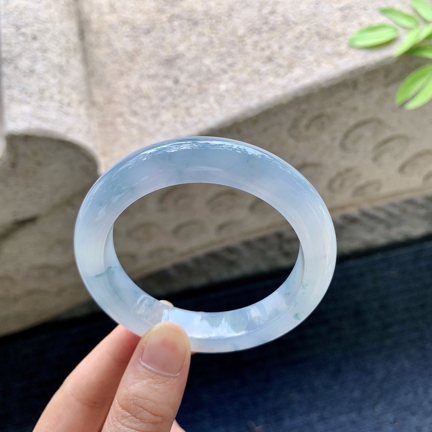正圈54 55【圈口】55/12/9.4【编码】X072364【描述】糯冰，水润，种老，细腻，无裂