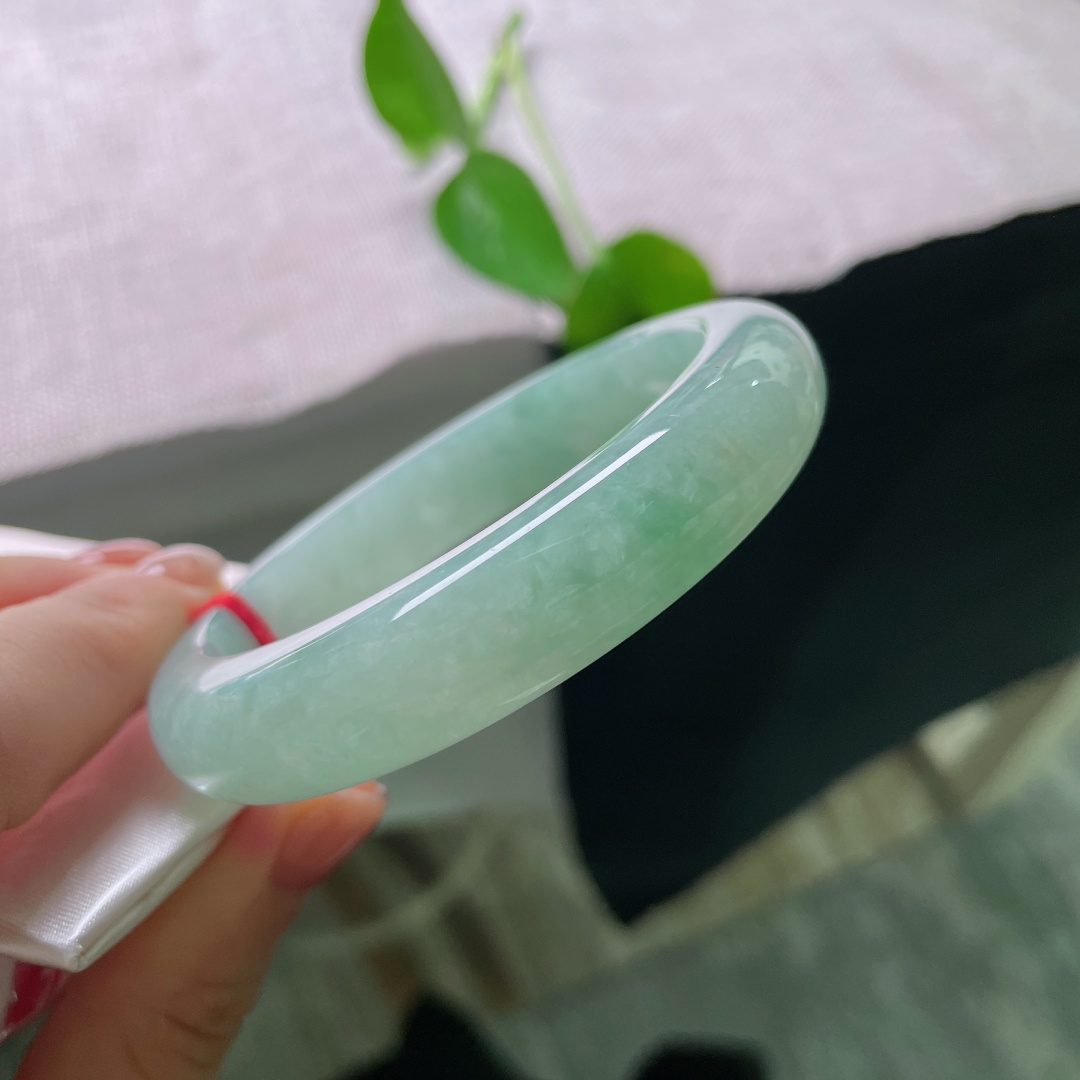 57.7/13.1/9.0，绿底正圈，晶体，气质娴静优雅，少女佩戴温柔恬静，成熟女性佩戴端庄从容。ss ss56343a