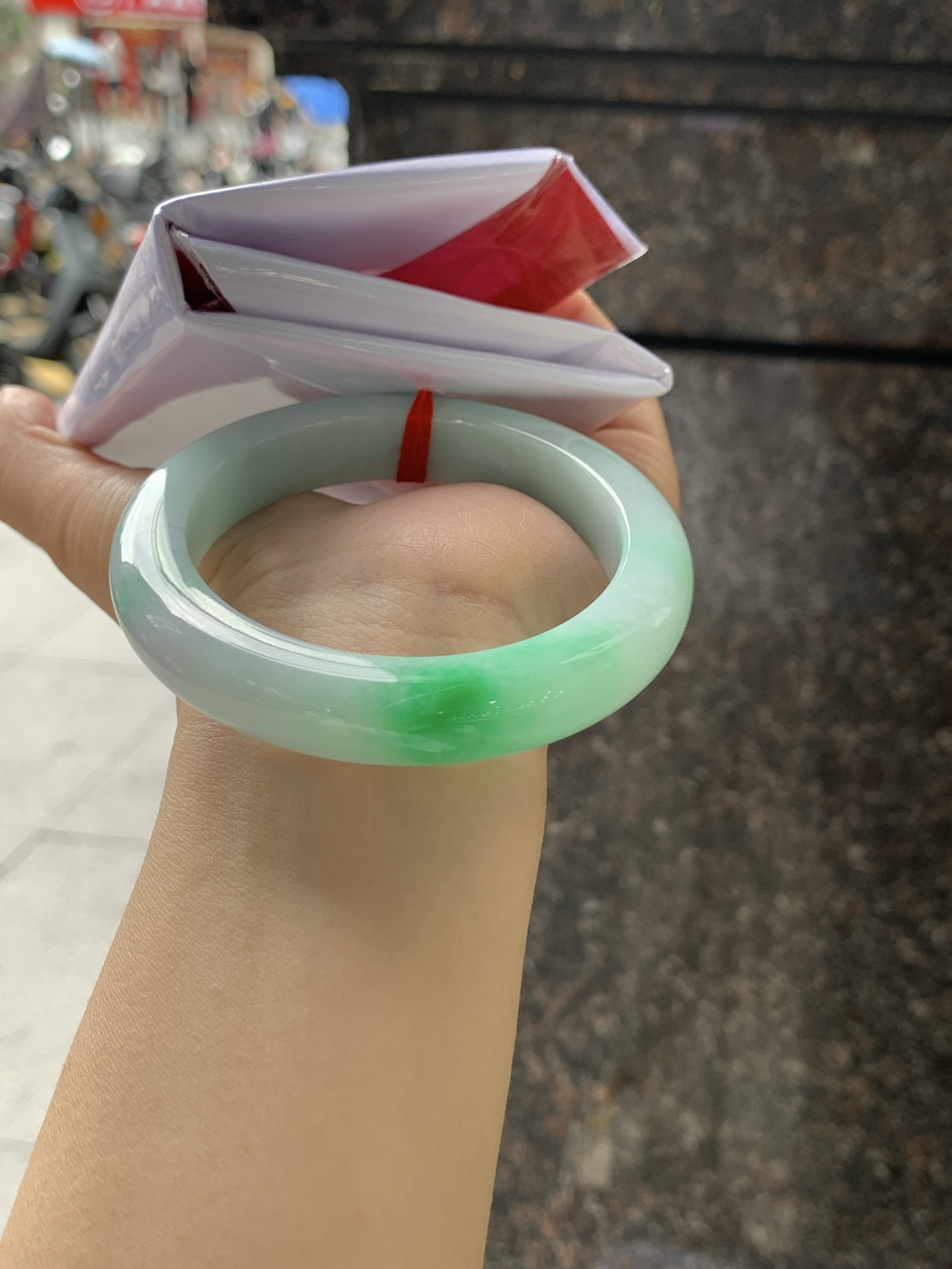 飘阳绿正圈 56-11.6-9.6 0722-FF-4256 无裂，飘阳绿花，鲜艳得像新冒头的嫩芽，灵动清新，即柔和又充满生机。