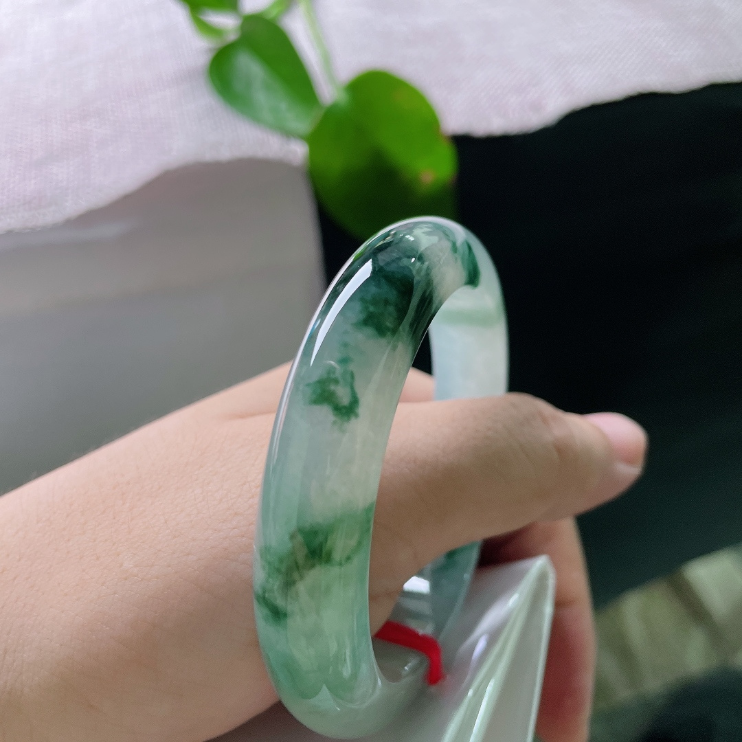 飘花正圈，无裂，冰肌藏翠雾，飞花绕玉环。清透底色漫染蓝花，腕间藏一方烟雨山川。ss56152a