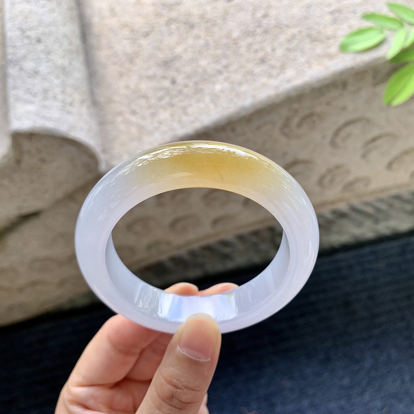 正圈52 53【圈口】53.3/13.4/9.5【编码】G7072343【描述】糯冰黄翡，水润，种老，细腻，打灯有棉线