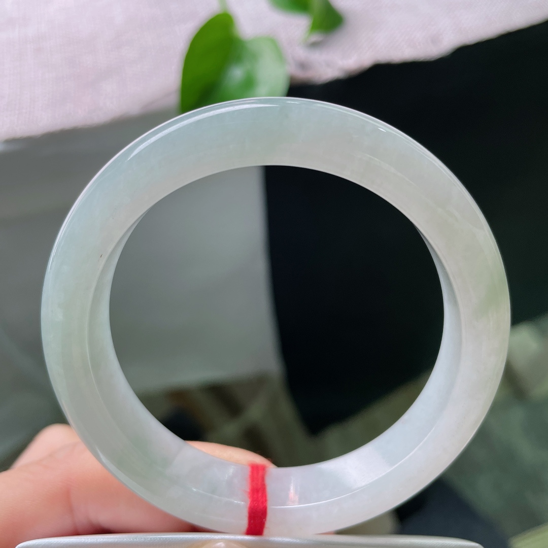 54.8/12/8.6，淡绿底正圈，底色柔和，水润细腻，飘两处淡淡的花丝，简约而不失素雅，百搭不挑肤色，无裂，ss52529a
