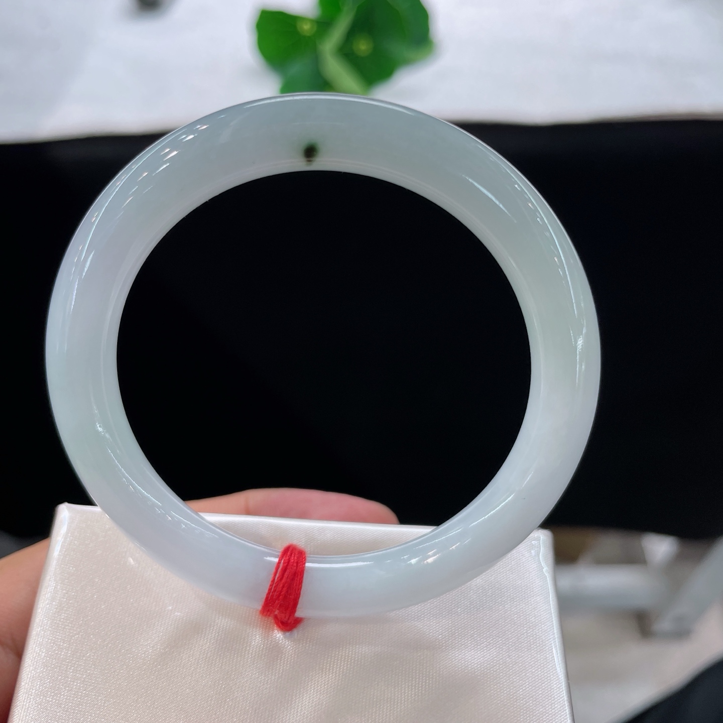 圈口53.6/8.4/7.9，细糯圆条，正圈55/56可戴，仿若薄雾绕林，玉质澄澈温润，浅青匀漫，质地细腻。无裂