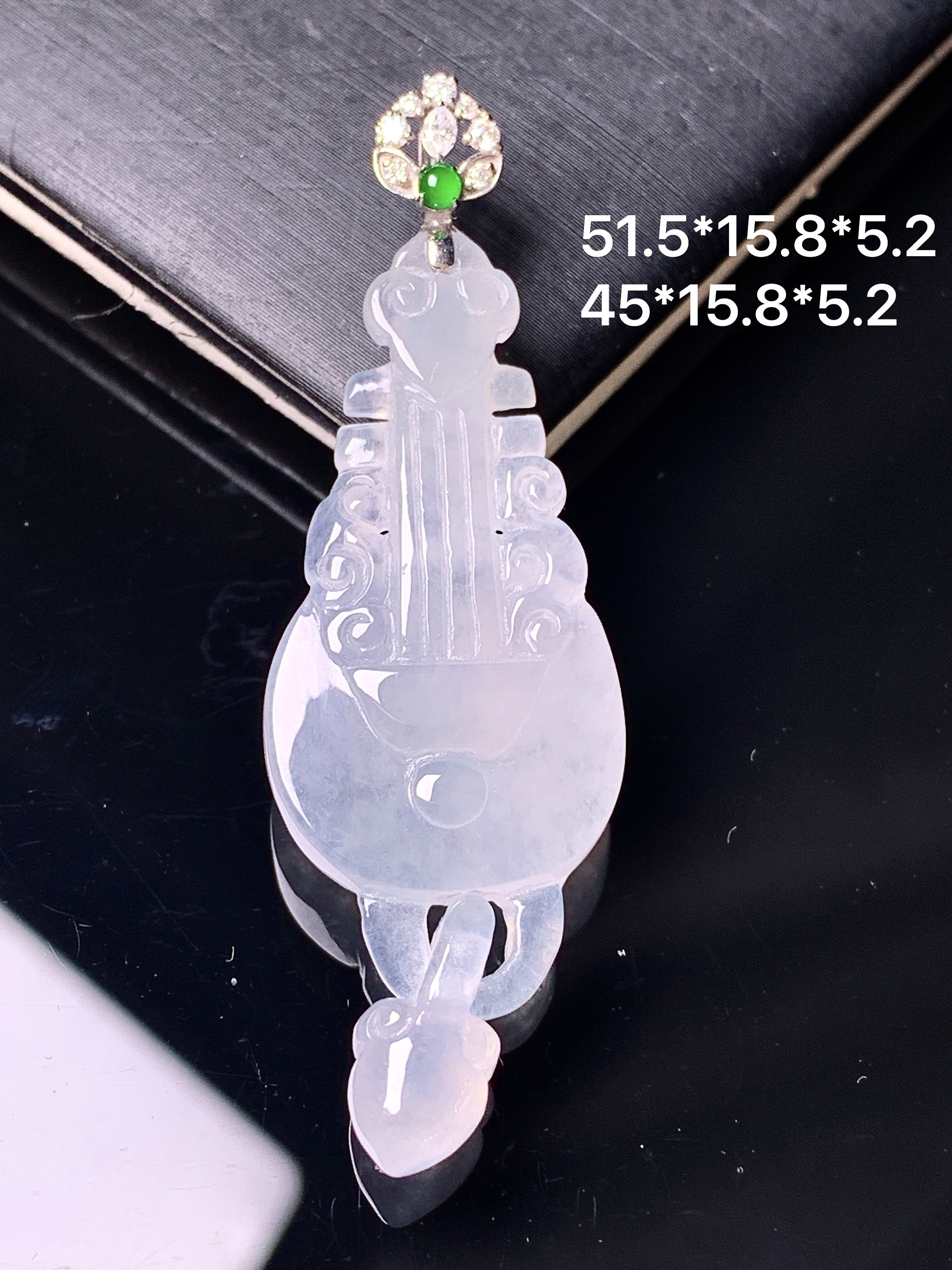 18k金钻镶嵌冰种琵琶吊坠 玉质细腻 色泽艳丽清新 水润亮眼 整体尺寸51.5*15.8*5.2 a3