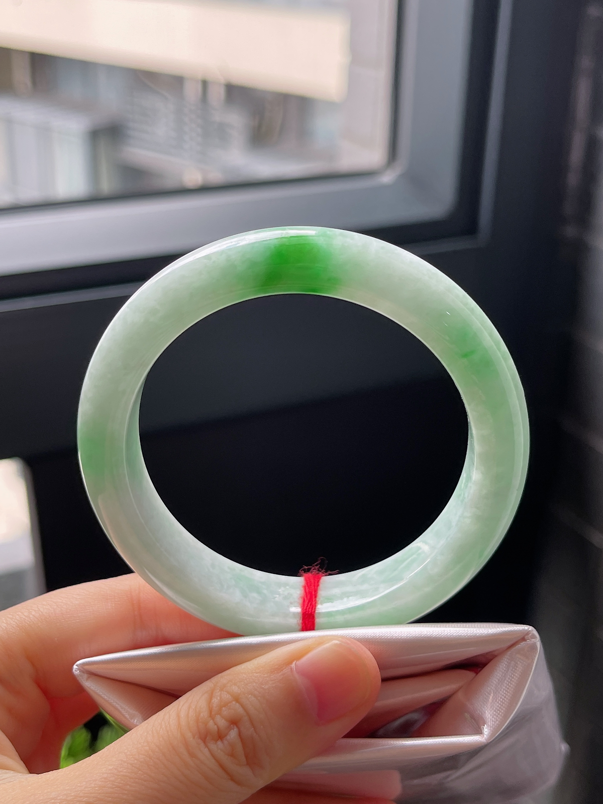 圈口53.5，糯化种飘花阳绿翡翠正圈手镯