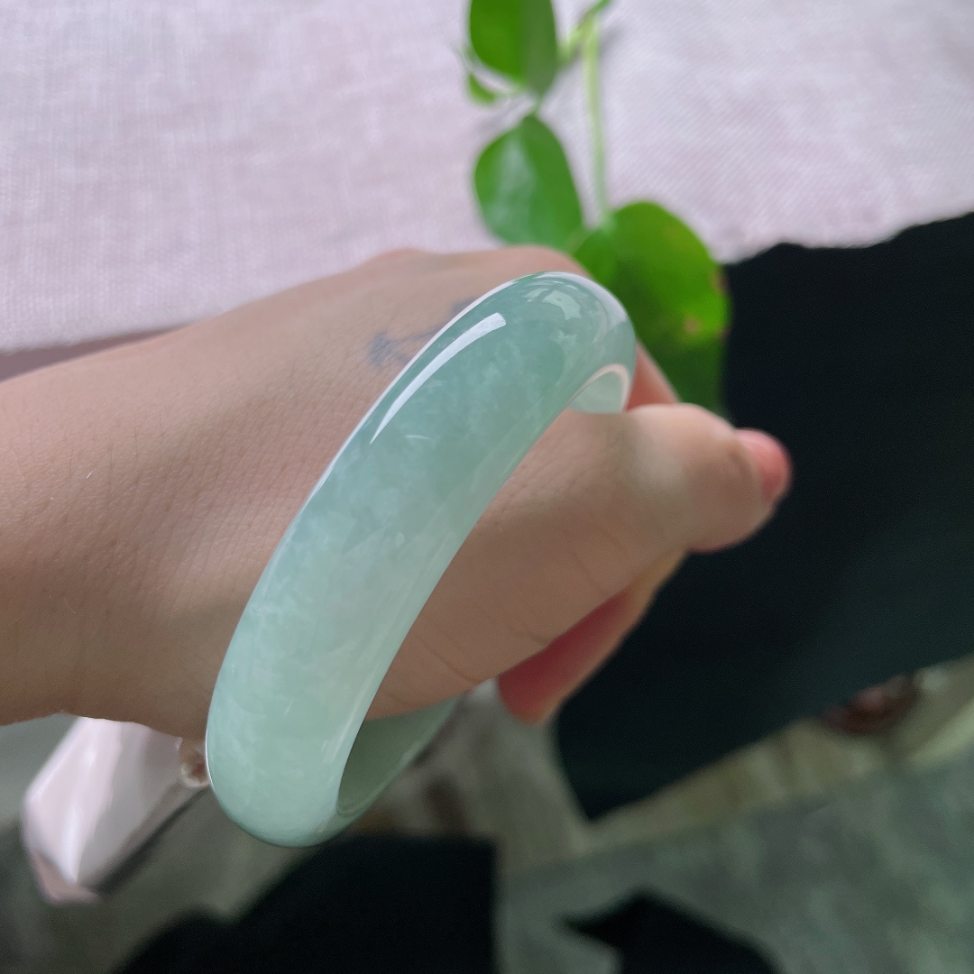 54/13.5/8.4，绿底正圈，无裂，玉质细腻温润，越戴越油润通透，质感柔和雅致，长久佩戴依旧清爽舒适。ss ss56340a