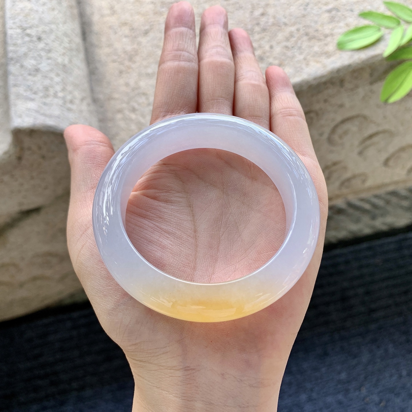 正圈52 53【圈口】53.3/13.4/9.5【编码】G7072343【描述】糯冰黄翡，水润，种老，细腻，打灯有棉线