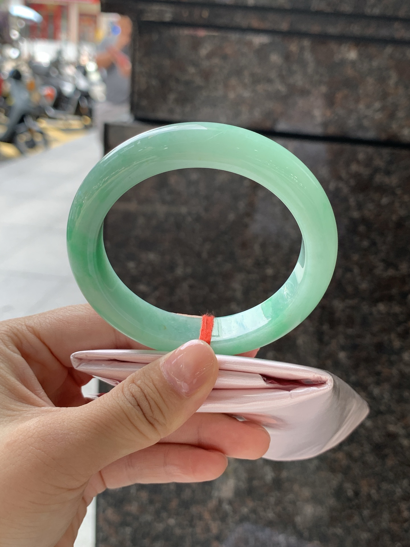 果绿正圈 56.5-12.3-9.1 0722-FF-3739 打灯细棉纹，底妆水润细腻，通透的苹果绿底色像是被春雨洗过的嫩叶在，阳光下还会透出甜甜的蜜糖光泽，夏日清新感拉满