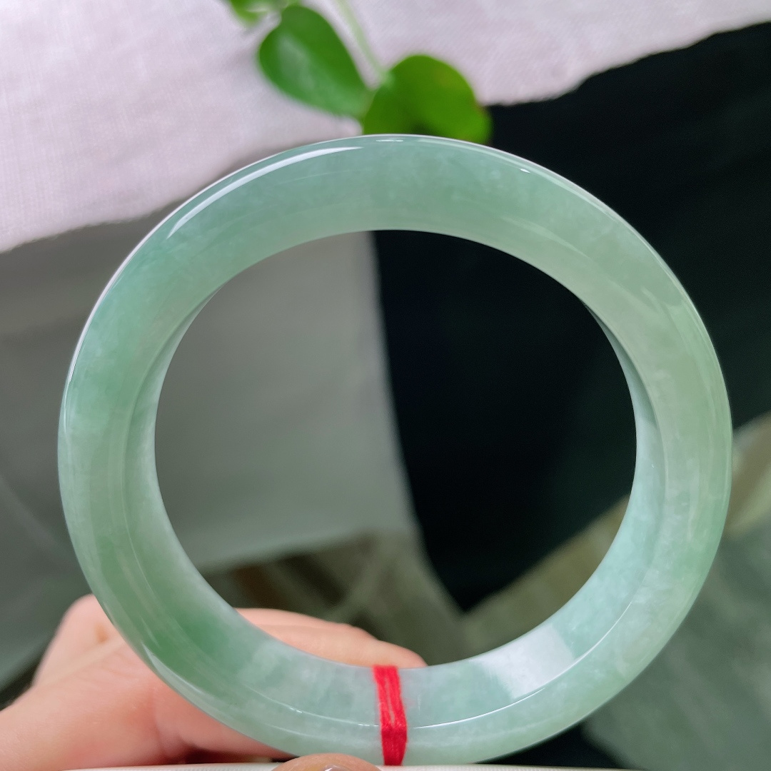 57.7/13.1/9.0，绿底正圈，晶体，气质娴静优雅，少女佩戴温柔恬静，成熟女性佩戴端庄从容。ss ss56343a