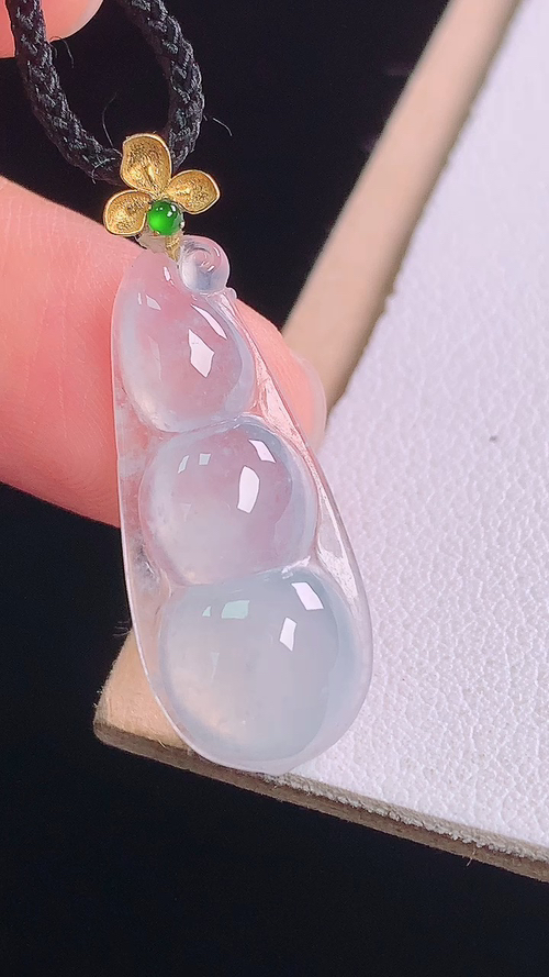 ️18K冰种四季豆吊坠，无裂，尺寸:30.4-25.3-11.0-4.9mm 17