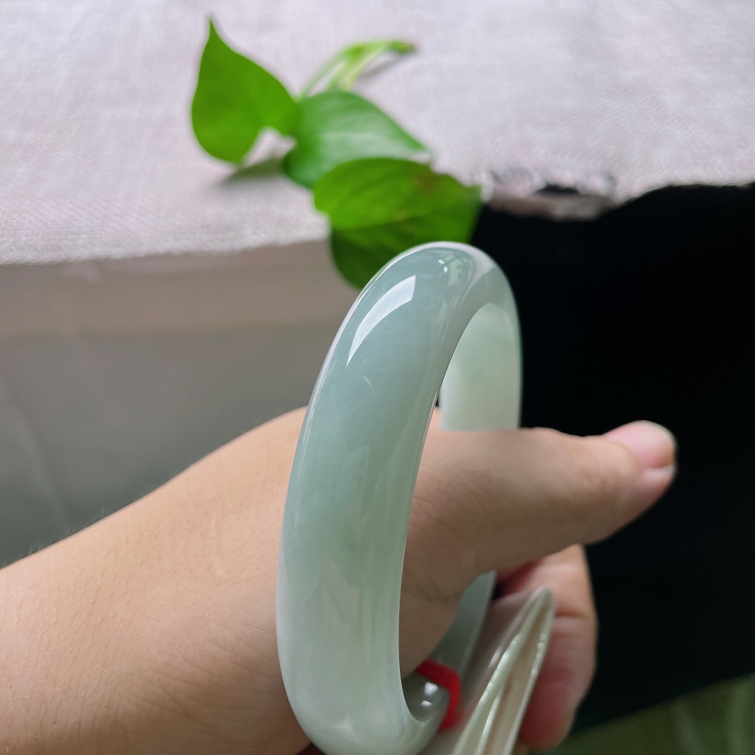 58.8/14/8.1，绿底正圈，皮纹，柔和淡青底色水光满满，触感顺滑贴腕，佩戴清爽舒适，简约秀气不挑穿搭。ss55701a